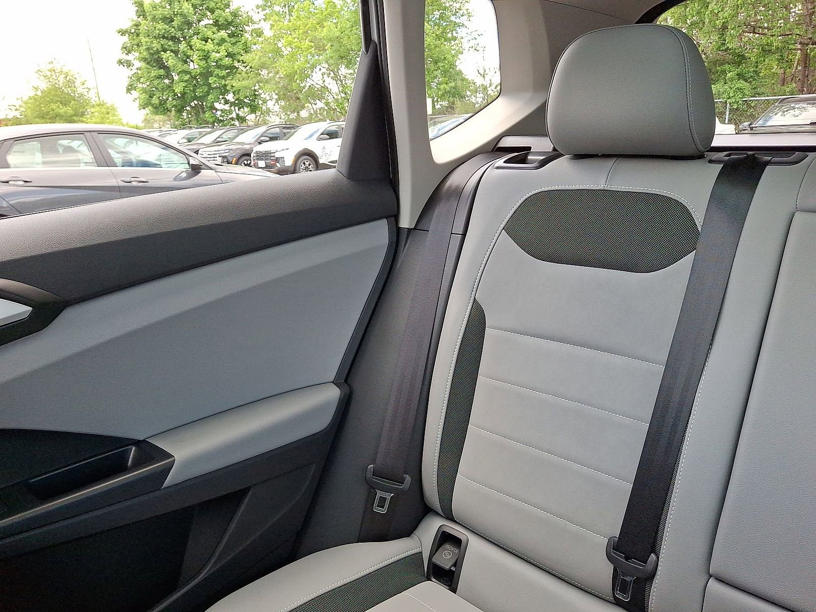 Used 2022 Volkswagen Taos SE w/ Panoramic Sunroof Package FWD image 12