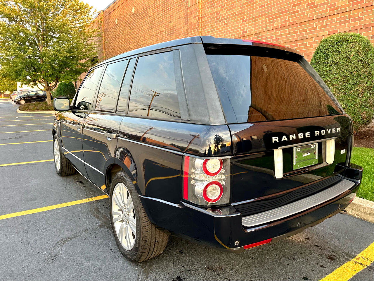 Used 2010 Land Rover Range Rover HSE LUX image 9
