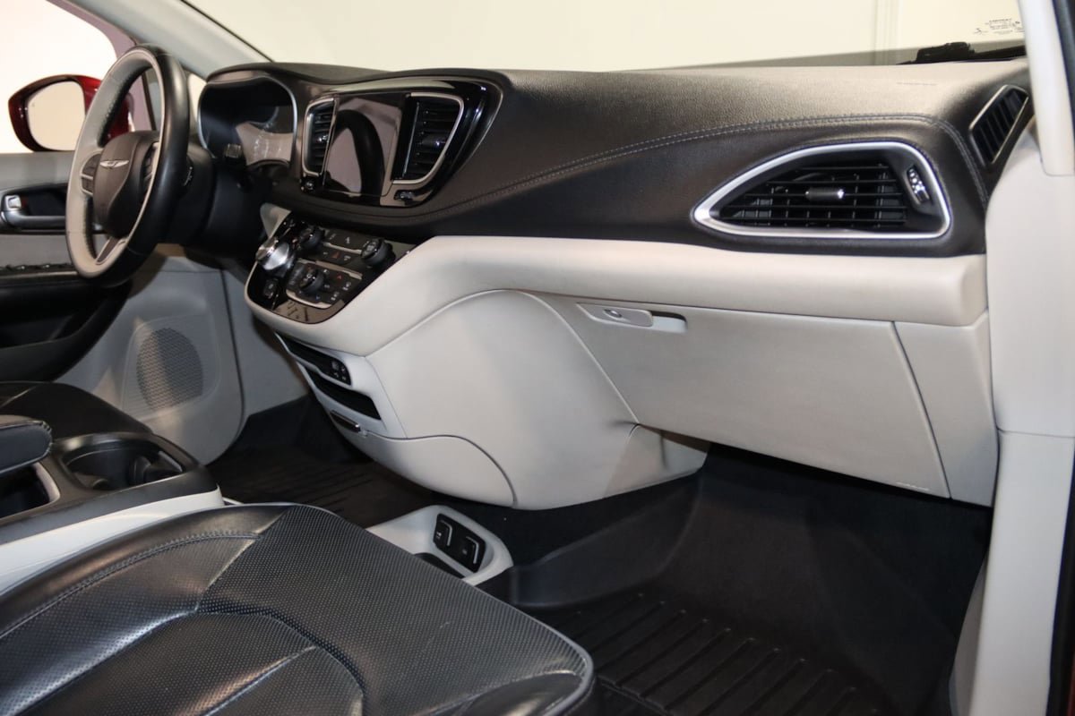 Used 2018 Chrysler Pacifica Limited FWD image 56