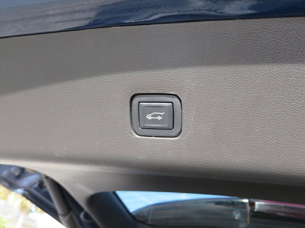 Used 2023 Chevrolet Traverse LT w/ Rear Camera Mirror Package image 32