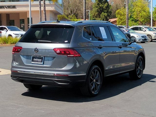 Used 2022 Volkswagen Tiguan SE w/ Panoramic Sunroof Package FWD image 5