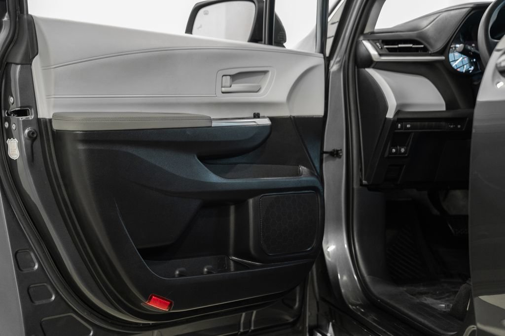 Used 2025 Toyota Sienna LE FWD image 33