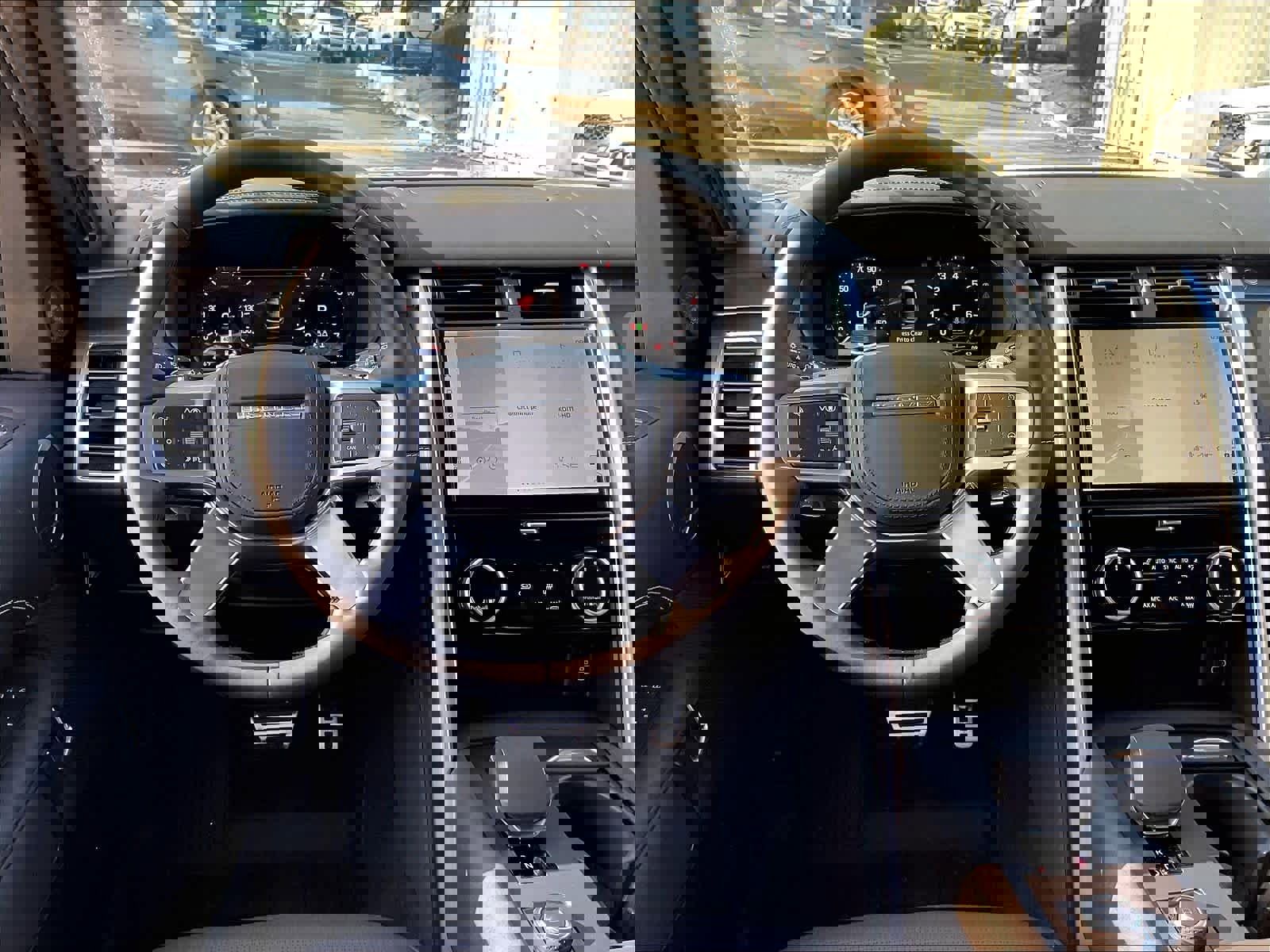 New 2025 Land Rover Discovery Metropolitan Edition image 15