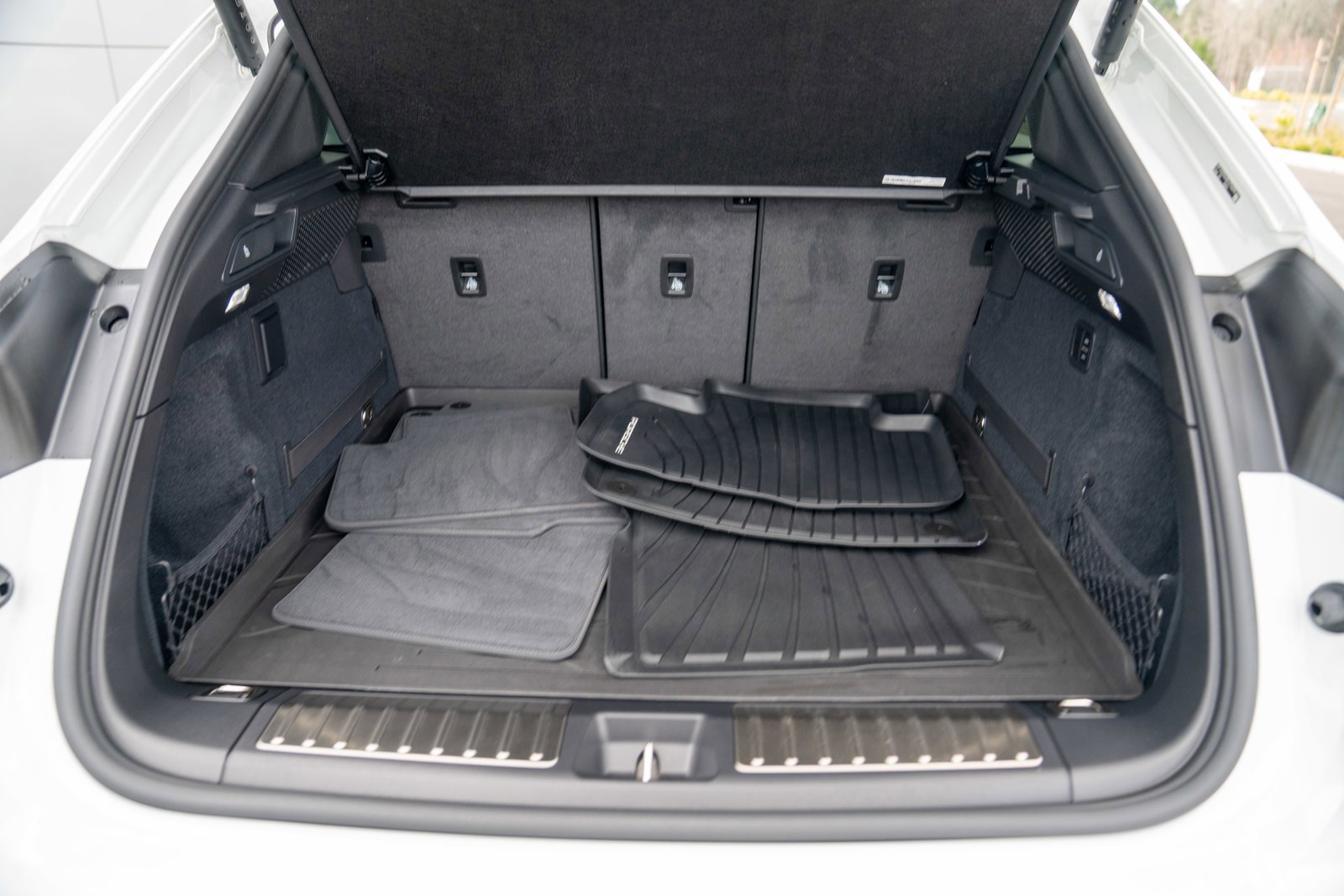 Certified 2025 Porsche Macan Electric image 26