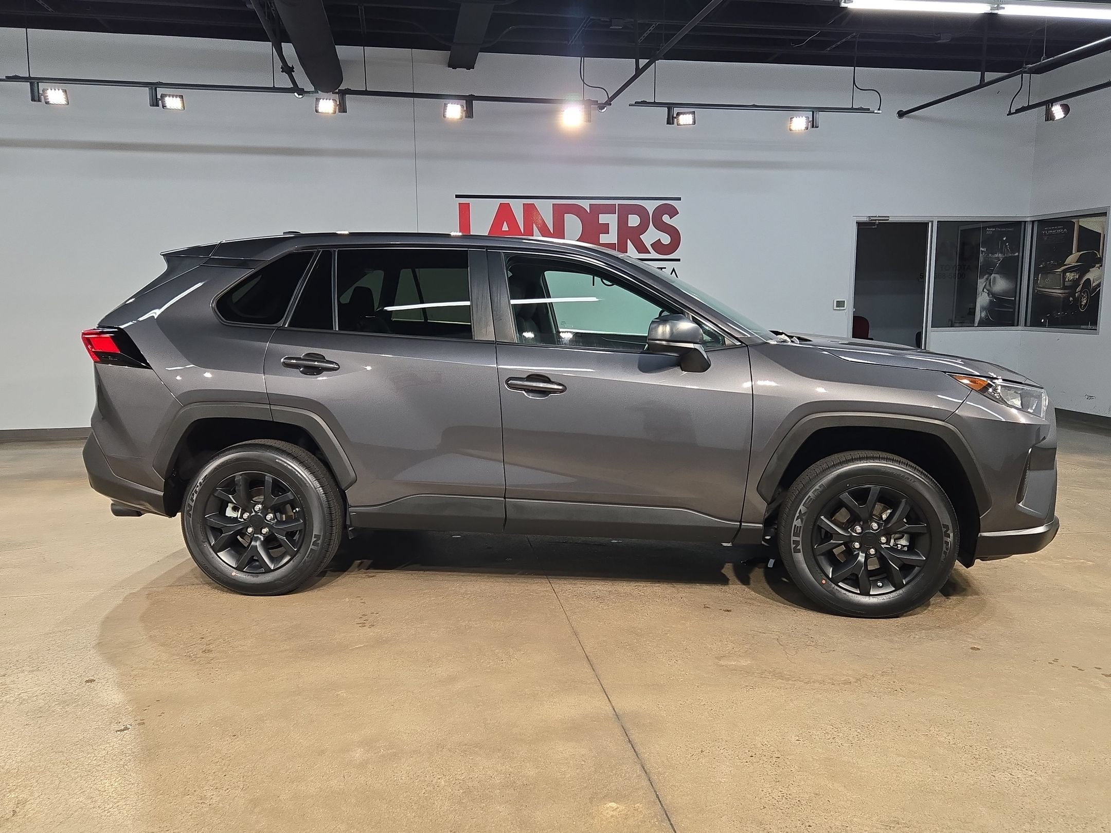 Used 2022 Toyota RAV4 LE FWD image 8