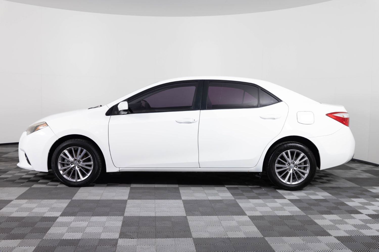 Used 2015 Toyota Corolla LE image 3