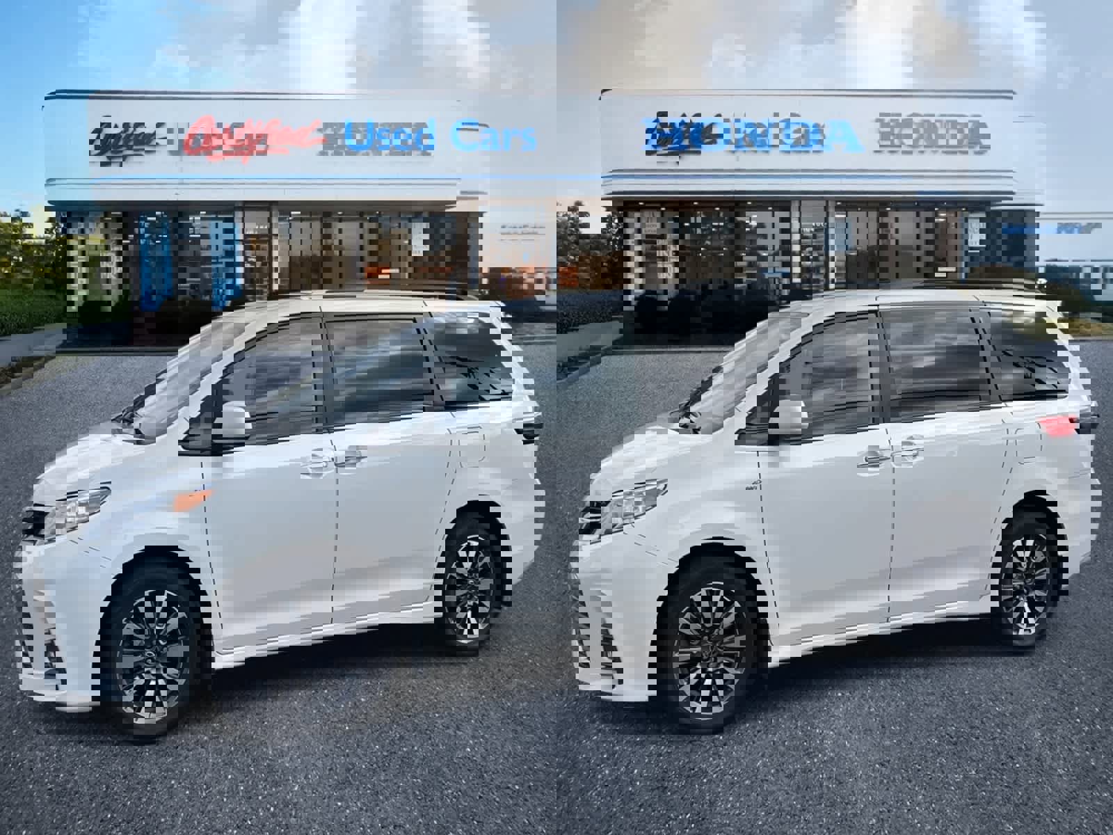 Used 2020 Toyota Sienna XLE image 2
