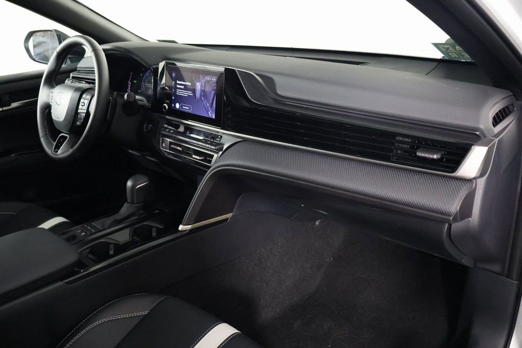 Used 2025 Toyota Camry SE image 9
