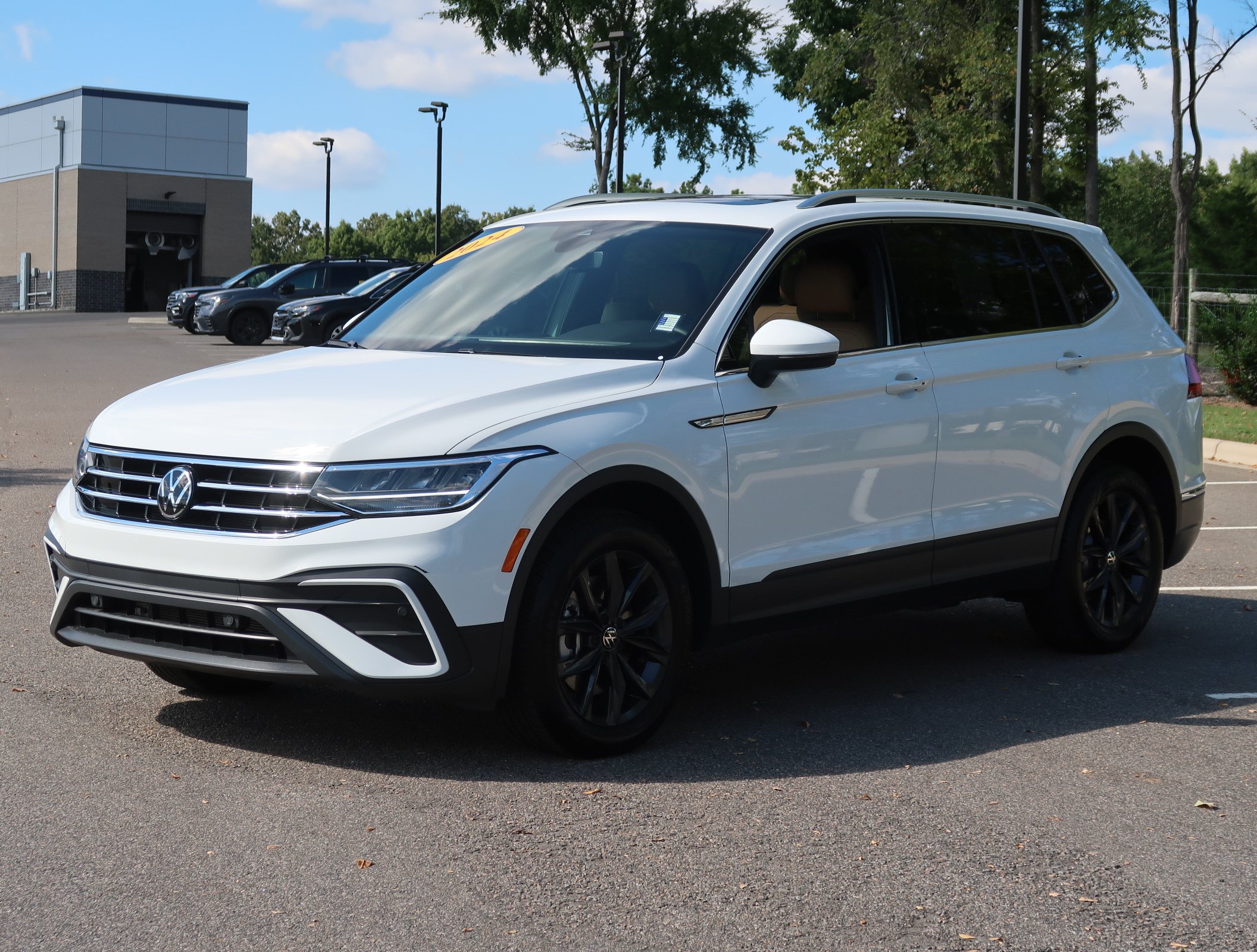 Used 2024 Volkswagen Tiguan SE FWD image 3