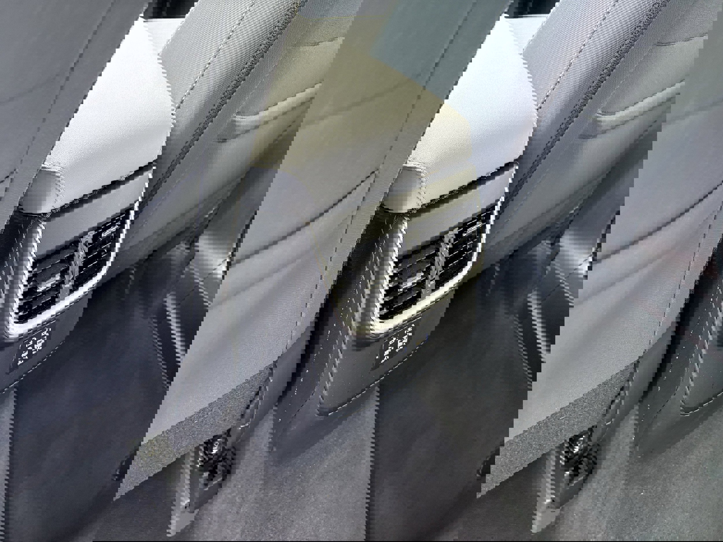 Used 2025 Subaru Outback Premium image 31