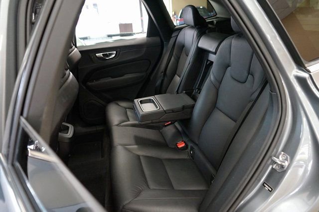Used 2020 Volvo XC60 T5 Momentum image 48