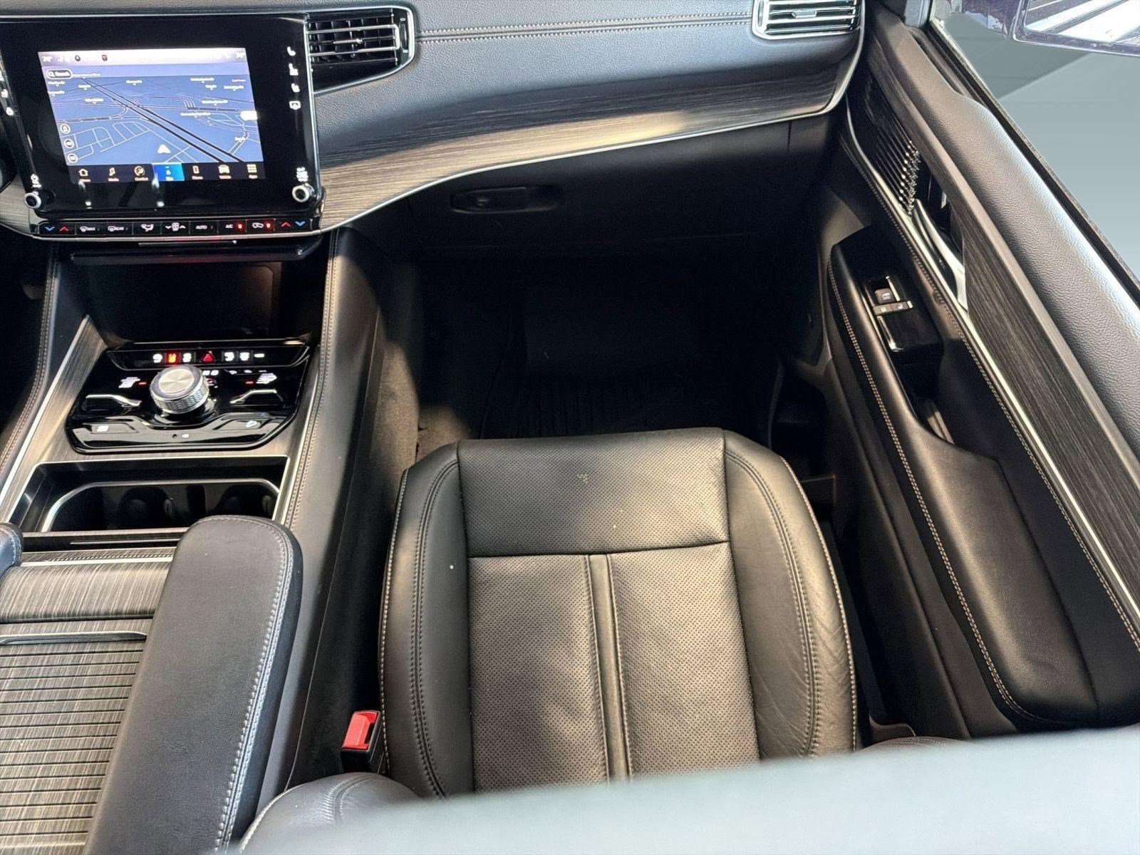 Used 2023 Jeep Wagoneer L Series III w/ Preferred Equipment Group image 25