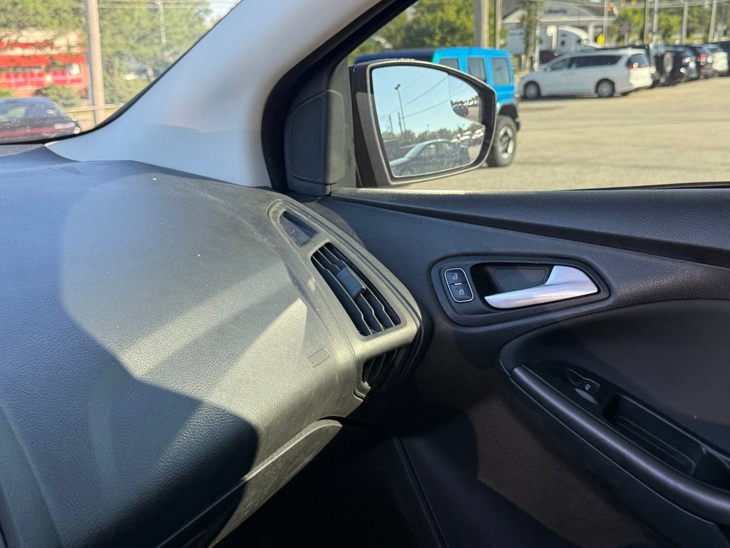 Used 2017 Ford Focus SEL w/ Cold Weather Package FWD image 22
