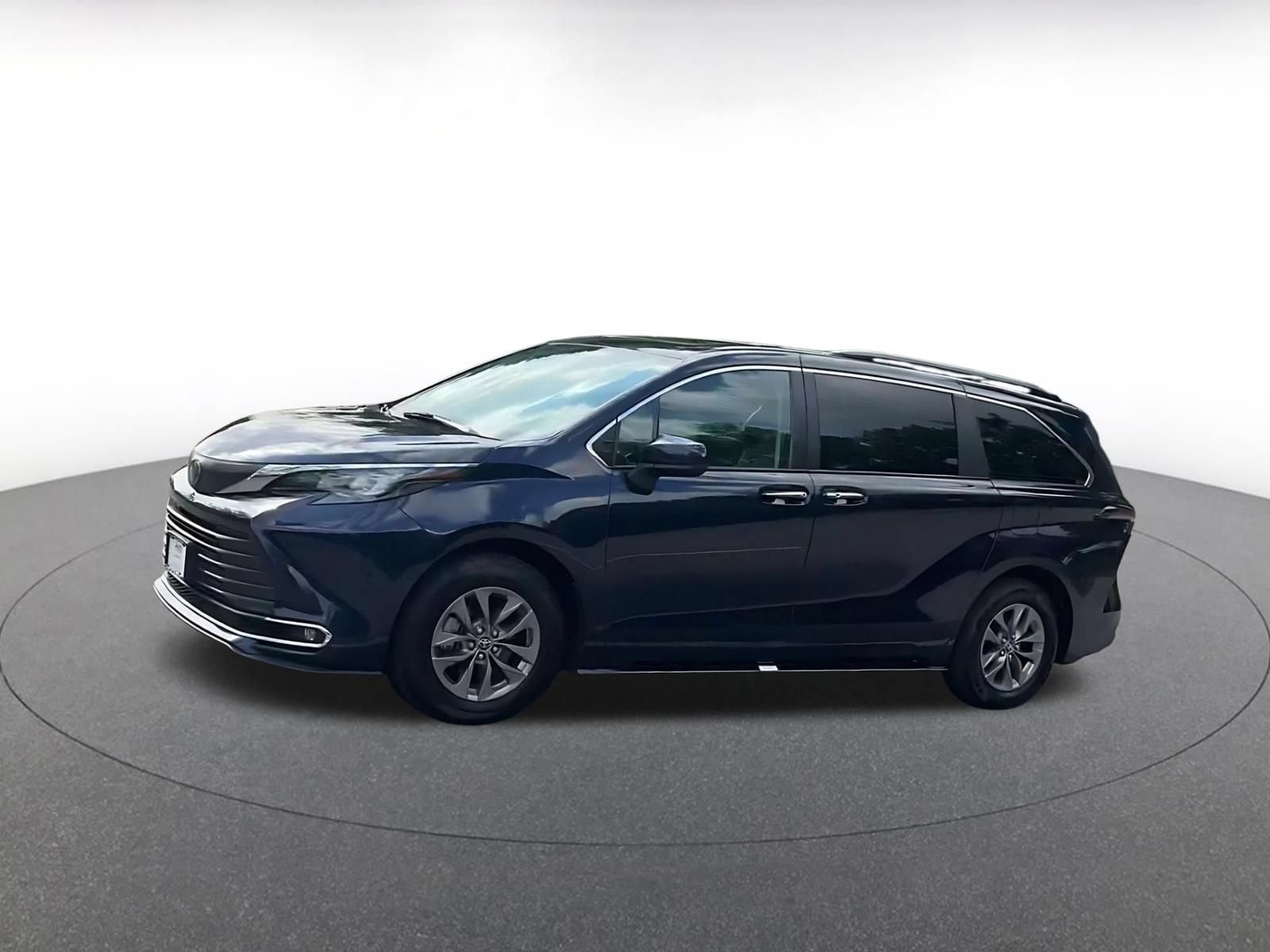 Used 2024 Toyota Sienna XLE FWD image 7