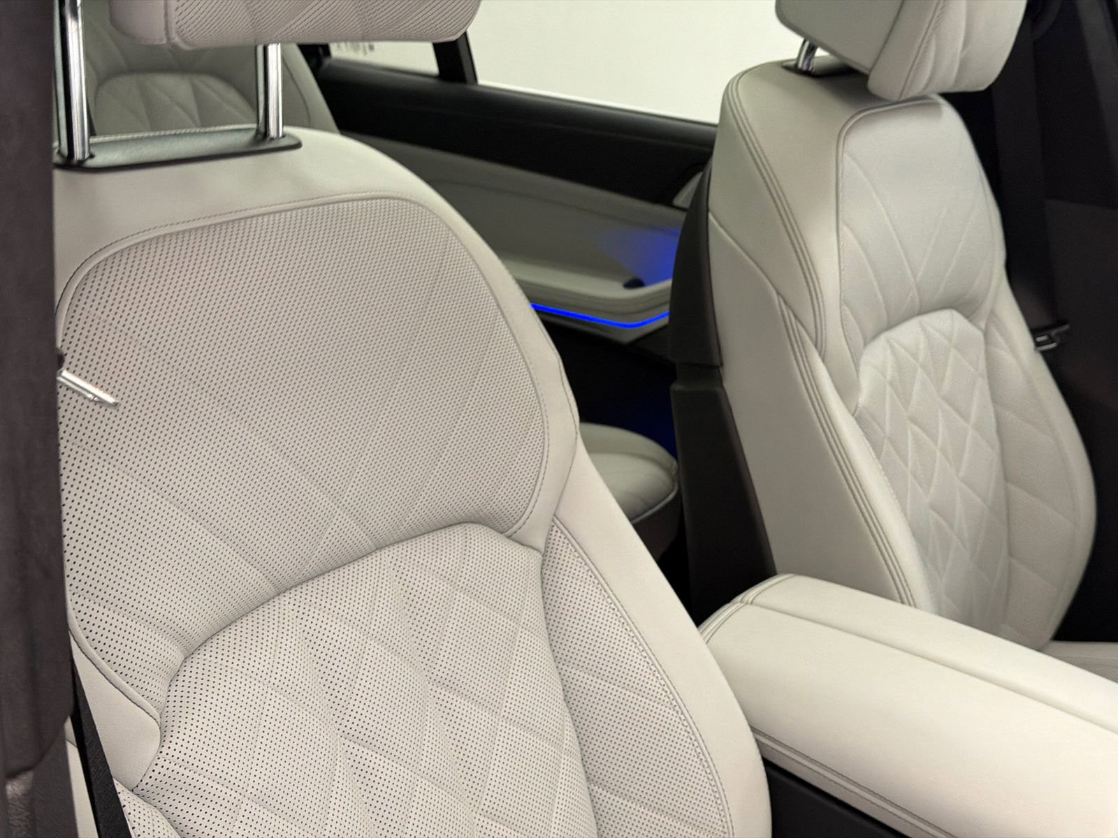 Used 2023 BMW X7 xDrive40i w/ Executive Package image 11