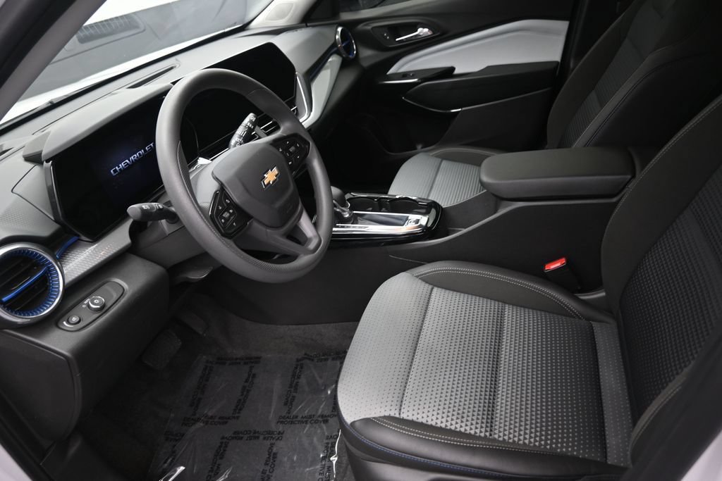 Used 2025 Chevrolet Trax LT FWD image 12