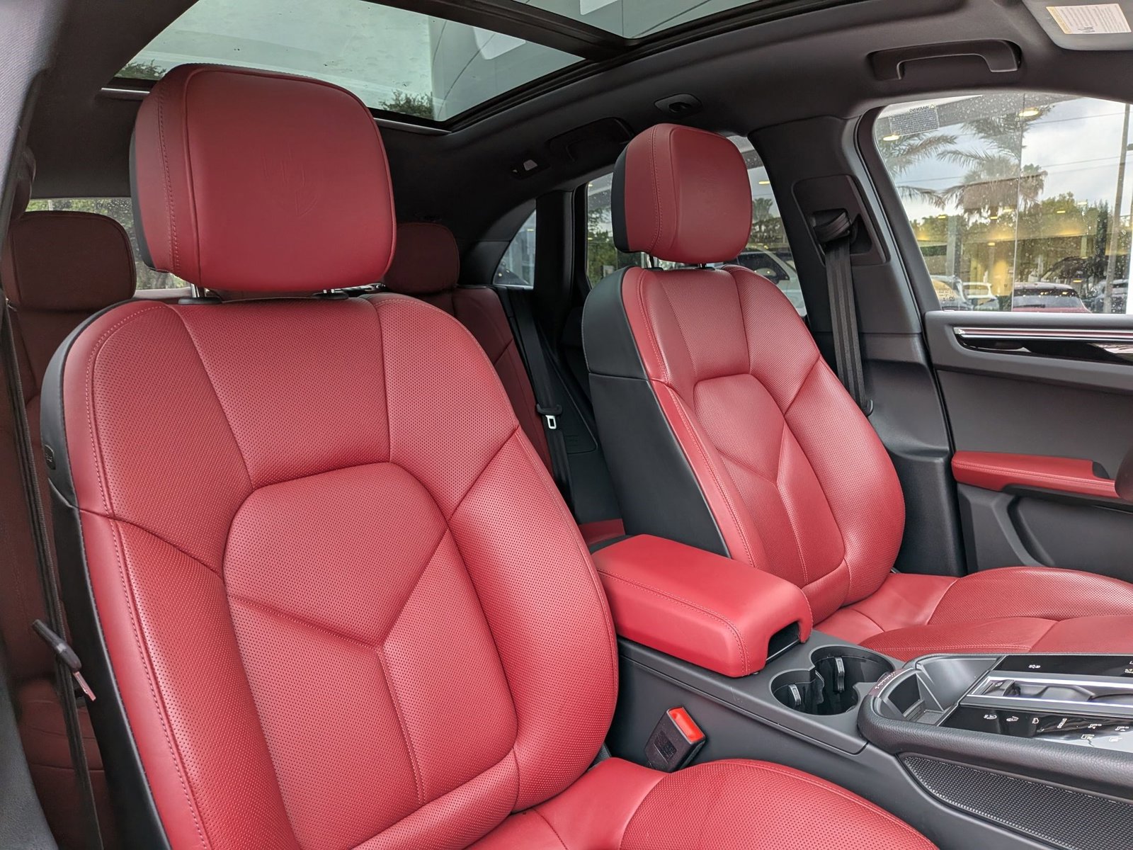 Certified 2025 Porsche Macan AWD/4WD image 23