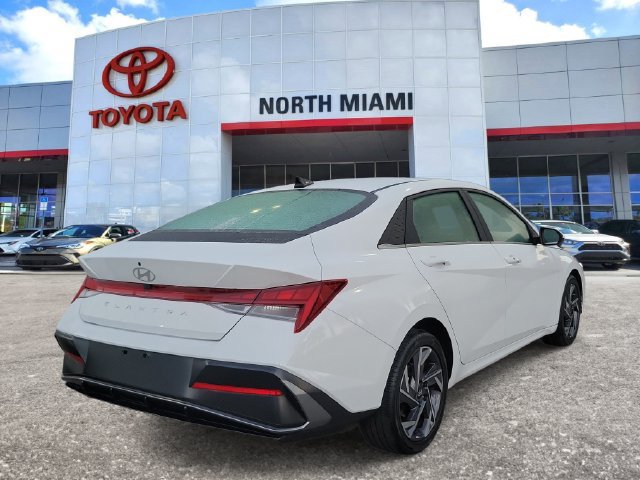 Used 2025 Hyundai Elantra SEL FWD image 4