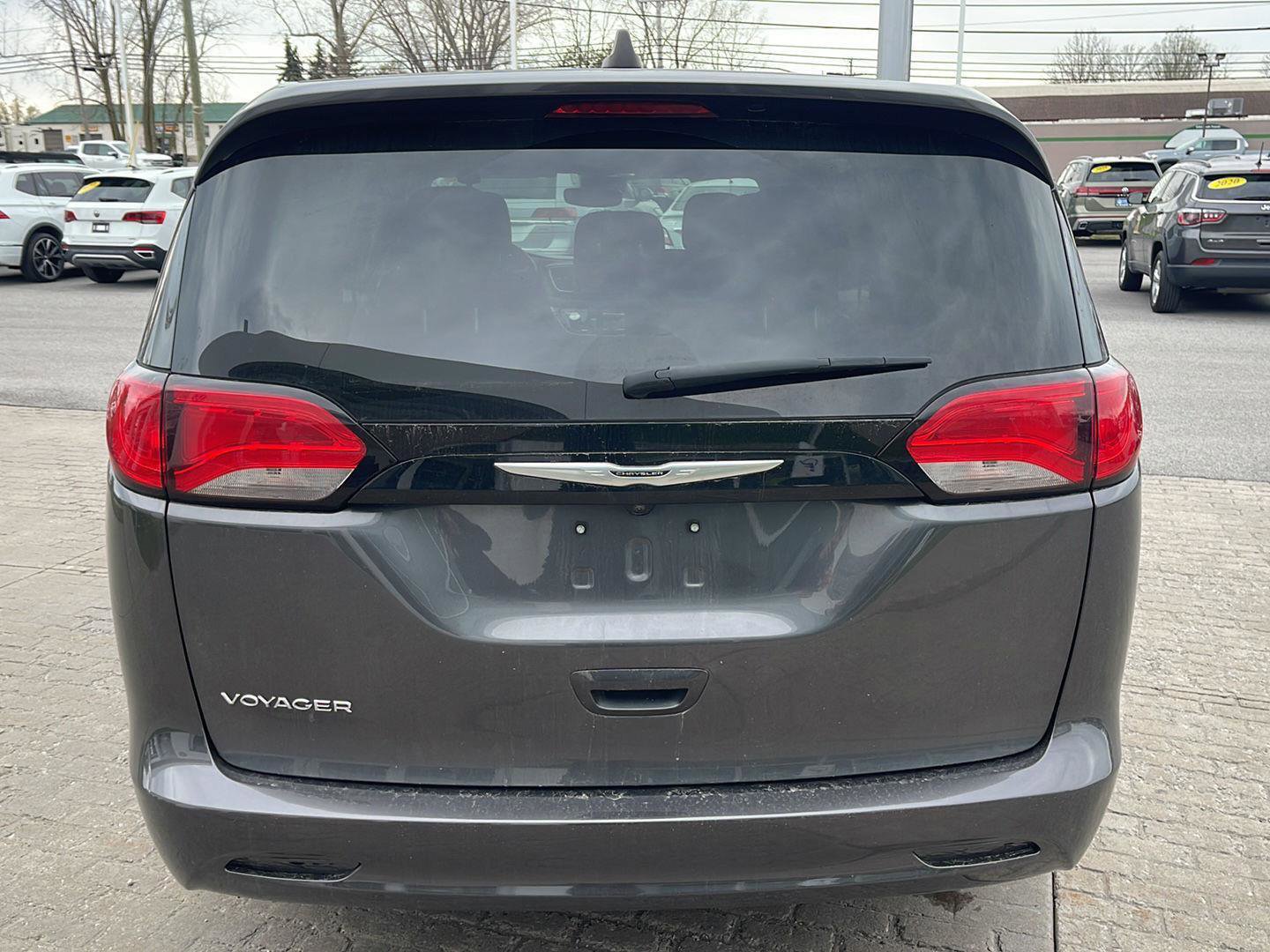 Used 2023 Chrysler Voyager LX FWD image 5
