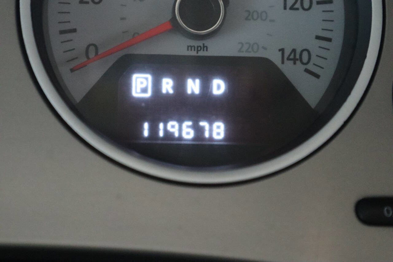 Used 2012 Volkswagen Routan SEL FWD image 36