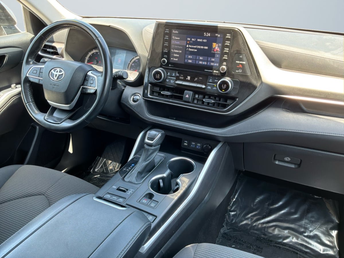 Used 2022 Toyota Highlander LE AWD/4WD image 14