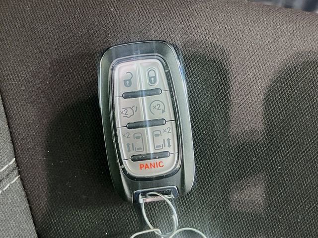 Used 2021 Chrysler Pacifica Touring w/ Uconnect Theater Family Group FWD image 33