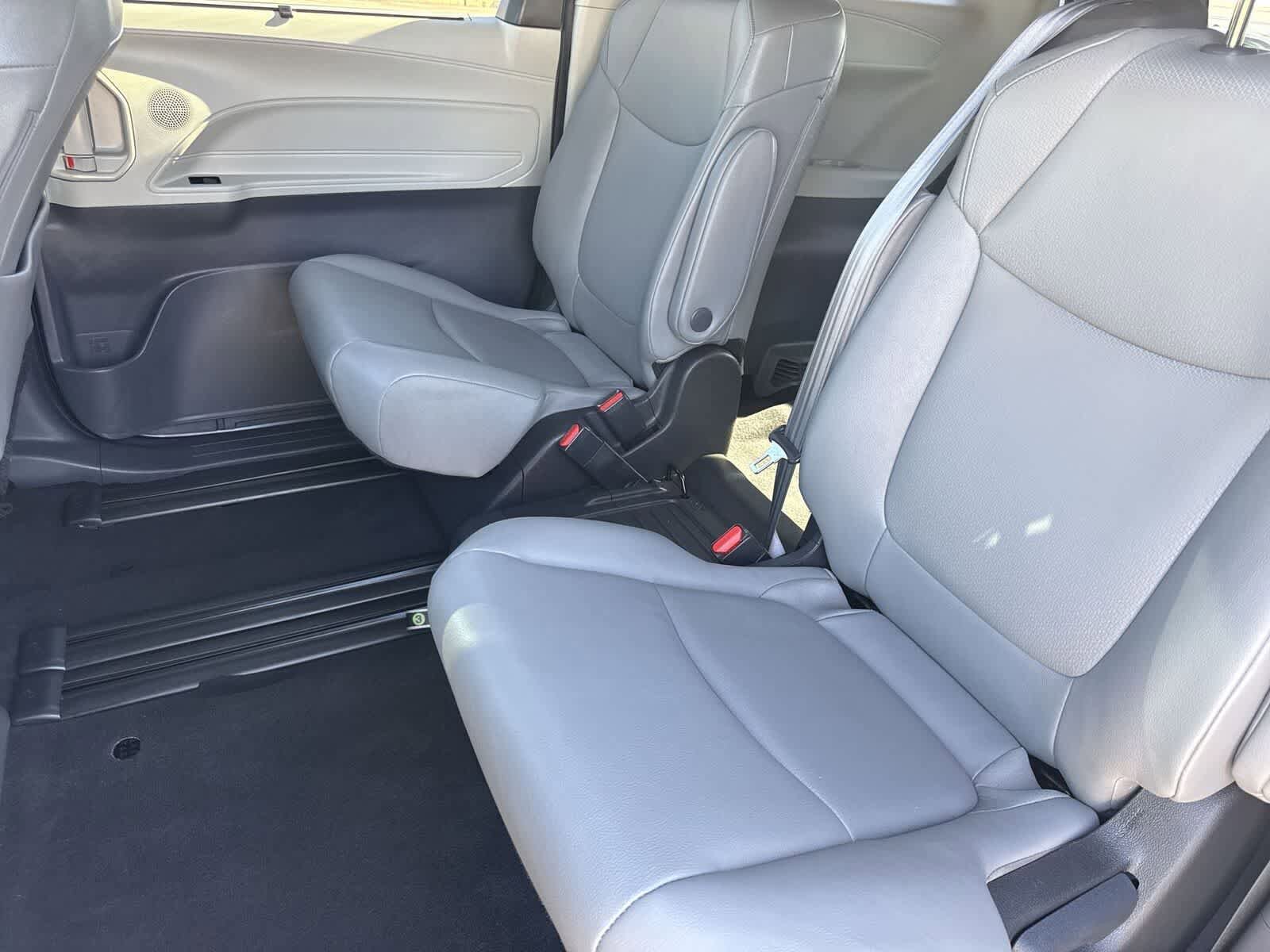 Used 2024 Toyota Sienna XLE FWD image 14