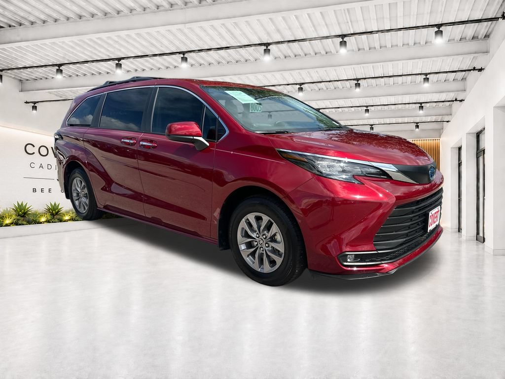 Used 2025 Toyota Sienna XLE FWD image 1