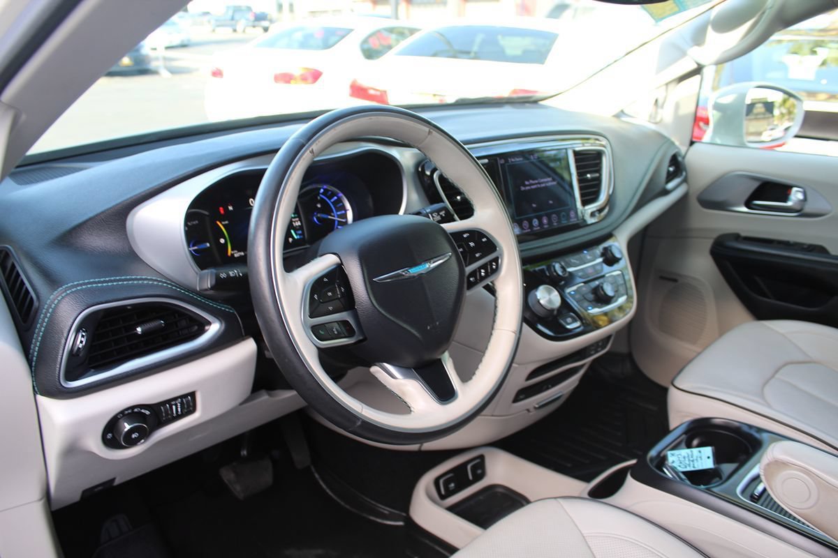 Used 2020 Chrysler Pacifica Limited w/ Advanced Safetytec Group FWD image 15