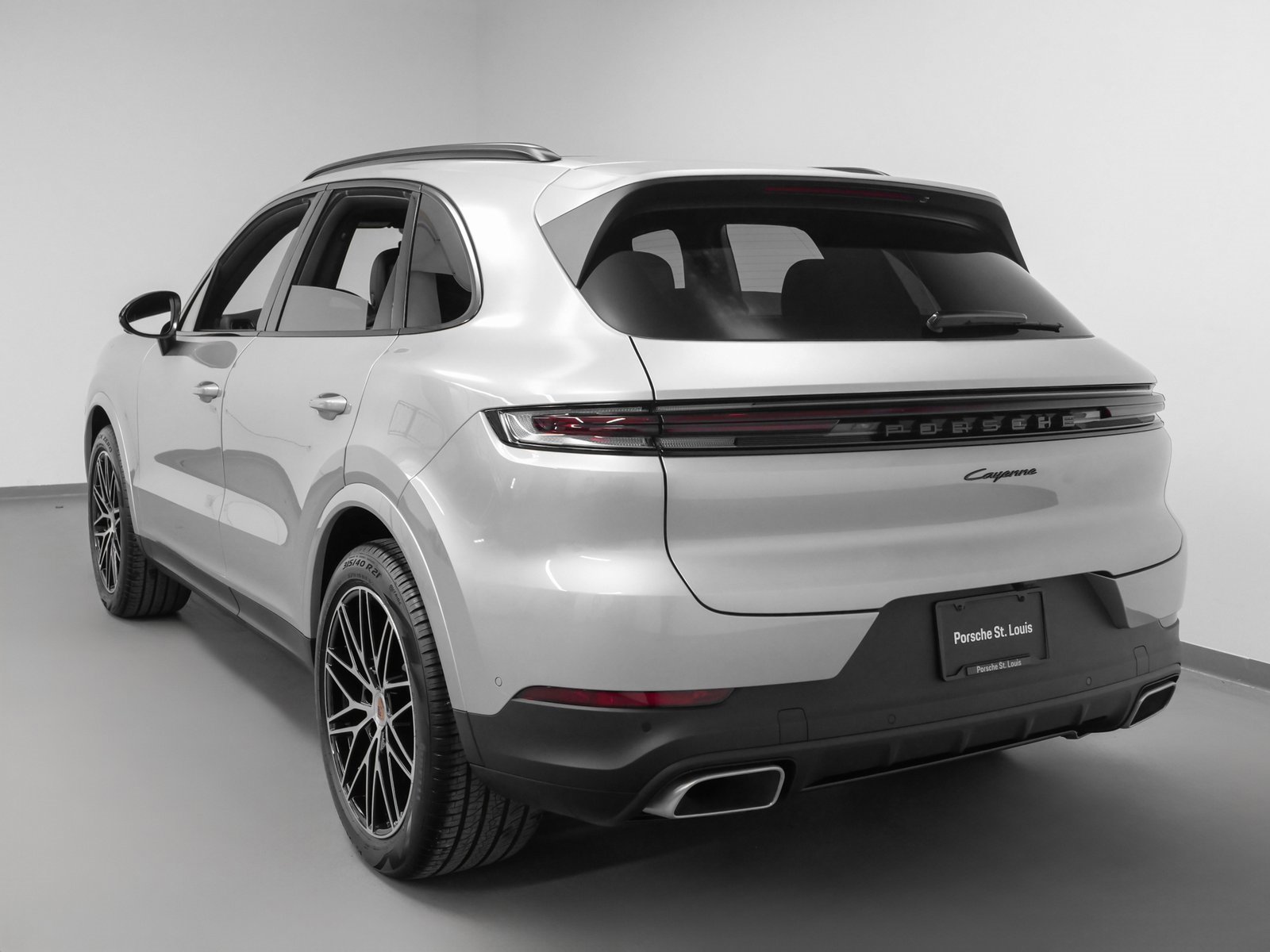 Used 2025 Porsche Cayenne image 3