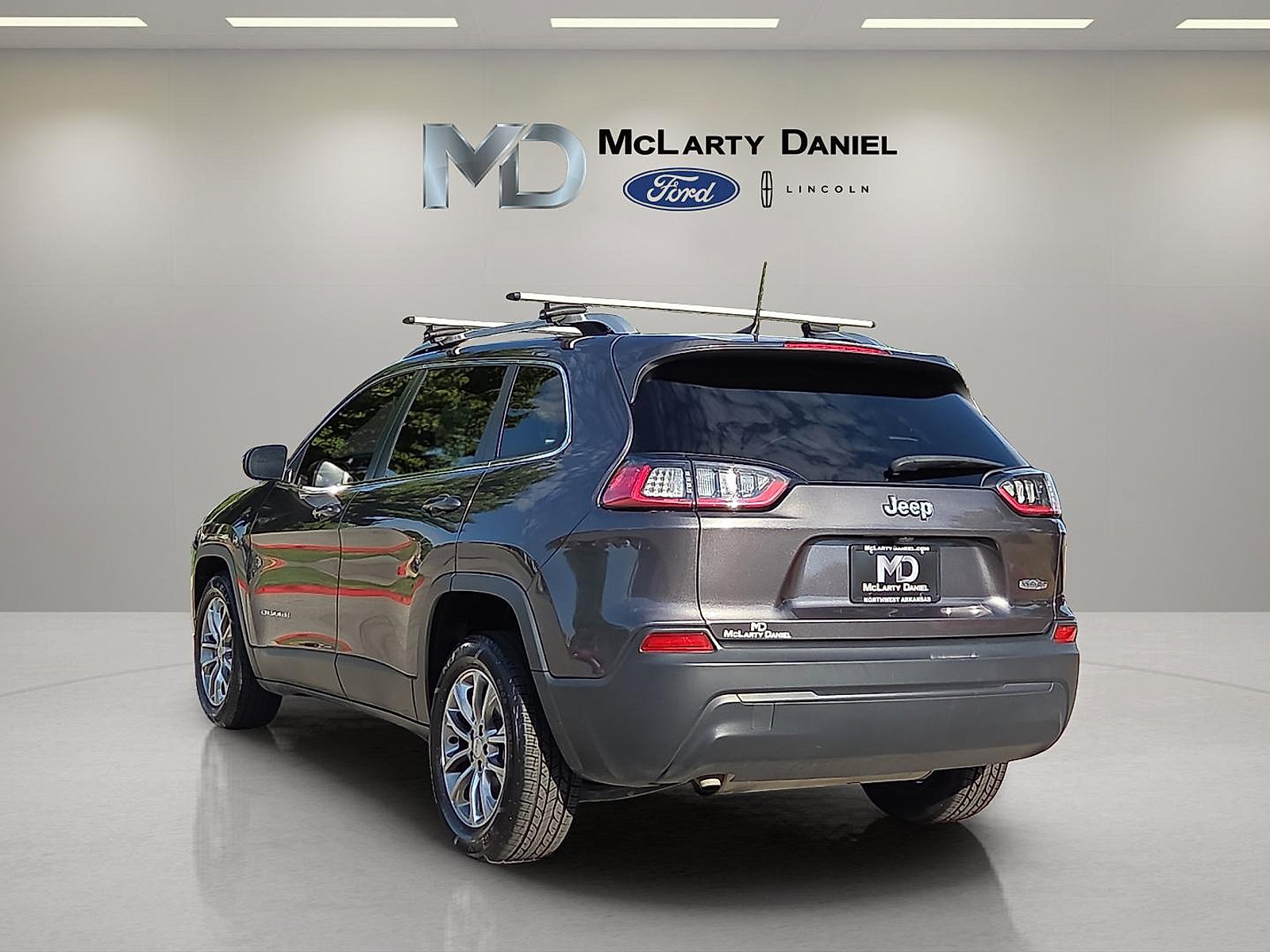 Used 2019 Jeep Cherokee Latitude Plus w/ Comfort/Convenience Group FWD image 4