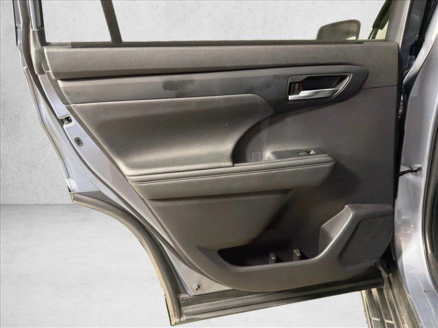 Used 2022 Toyota Highlander XLE FWD image 23