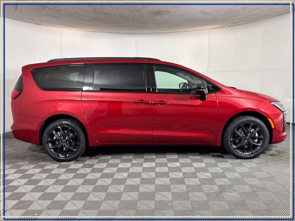 New 2027 Chrysler Pacifica Select AWD/4WD image 5