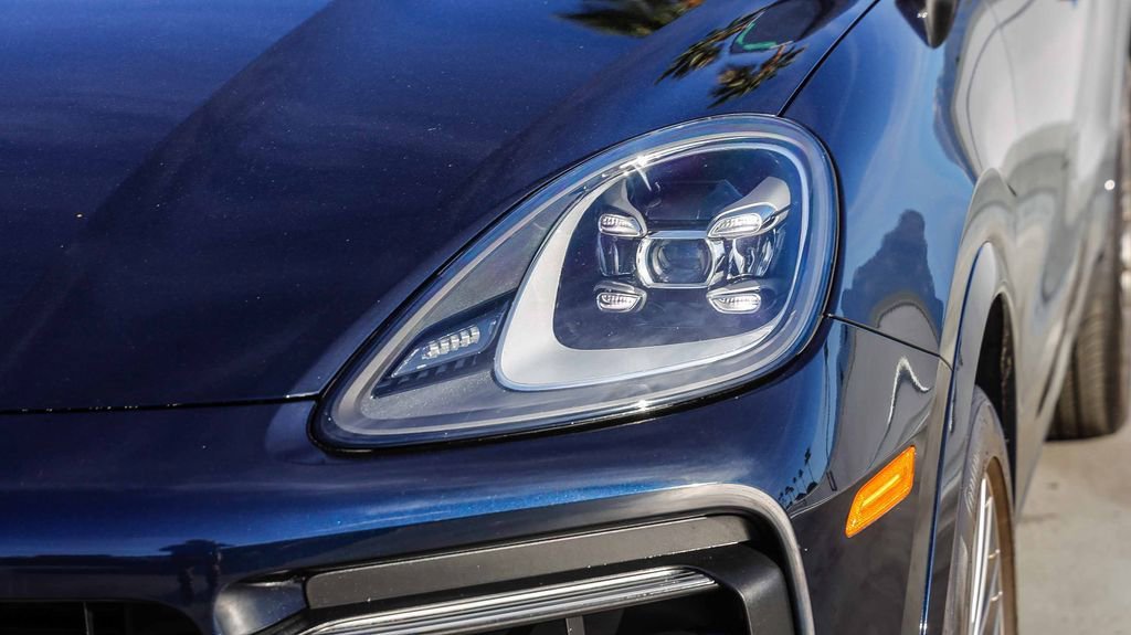 Used 2023 Porsche Cayenne Platinum Edition image 5