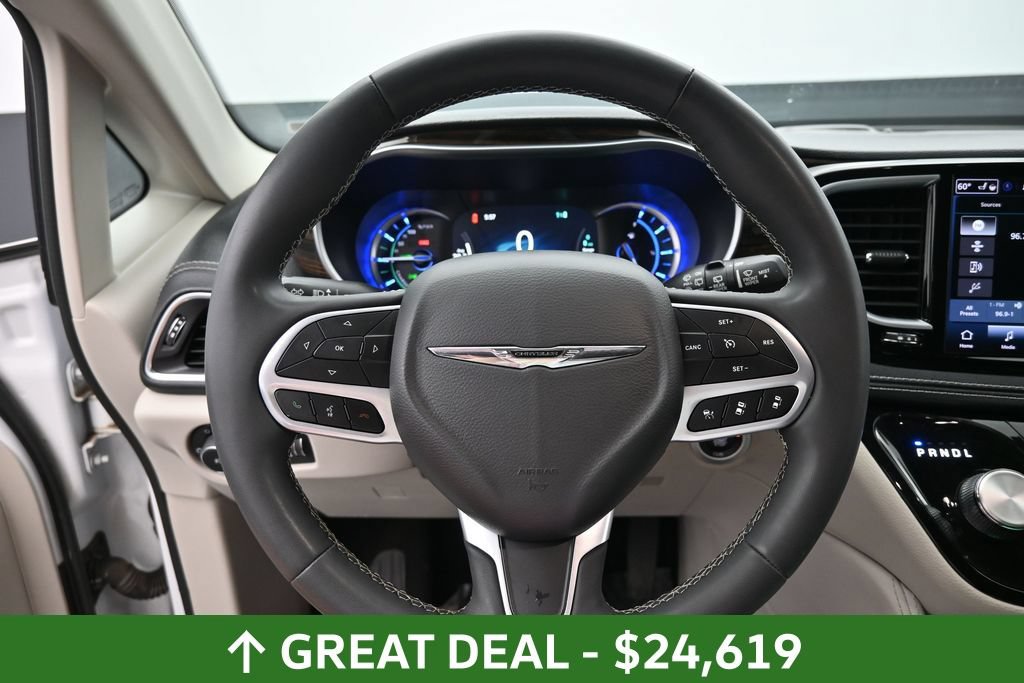 Used 2023 Chrysler Pacifica Limited FWD image 26