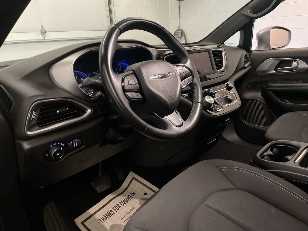 Used 2018 Chrysler Pacifica Touring Plus w/ S Appearance Package FWD image 4