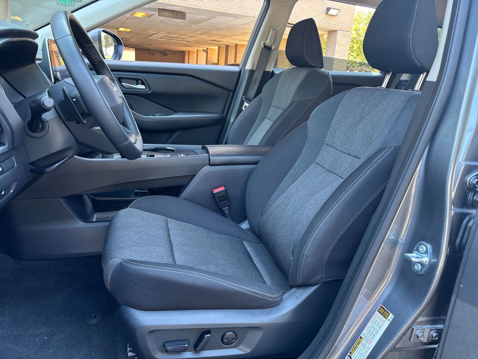 Used 2025 Nissan Rogue SV FWD image 22