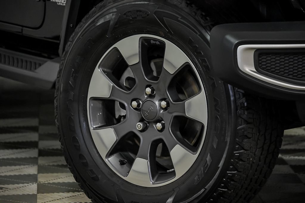 Used 2018 Jeep Wrangler Unlimited Sahara AWD/4WD image 3