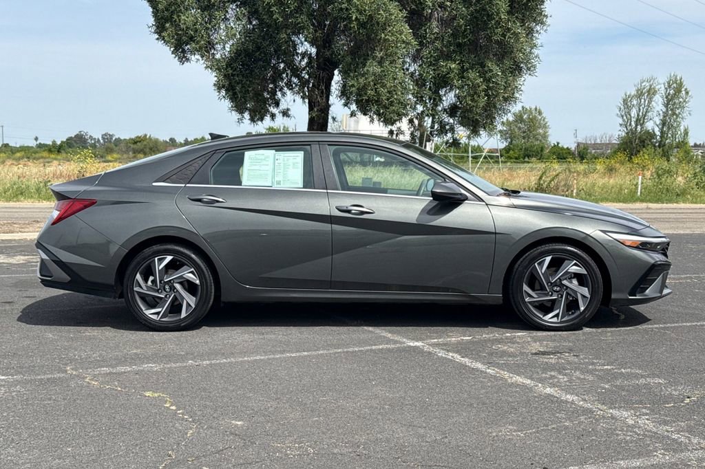 Used 2025 Hyundai Elantra SEL image 3