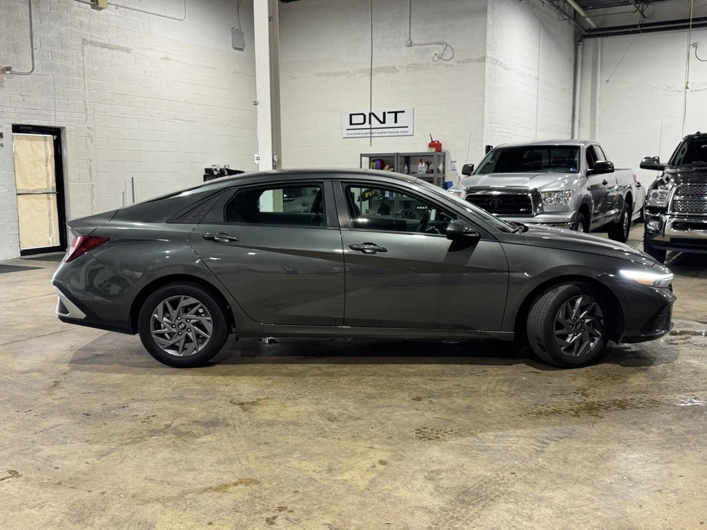 Used 2024 Hyundai Elantra SEL image 2