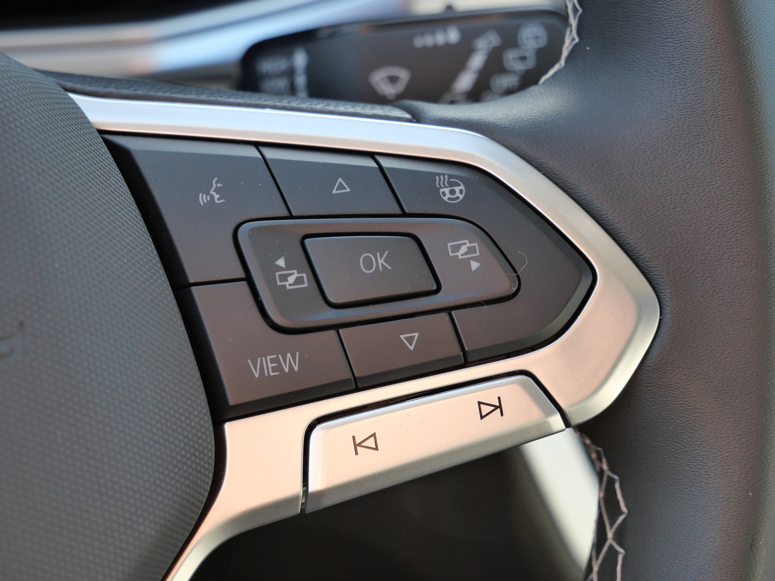 Certified 2025 Volkswagen Taos SE image 31