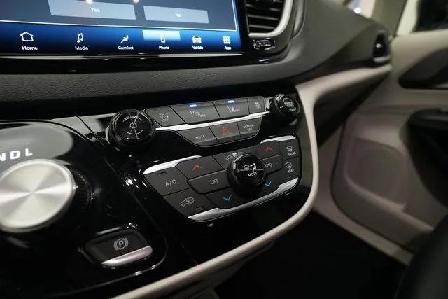 Certified 2024 Chrysler Pacifica Touring-L image 20