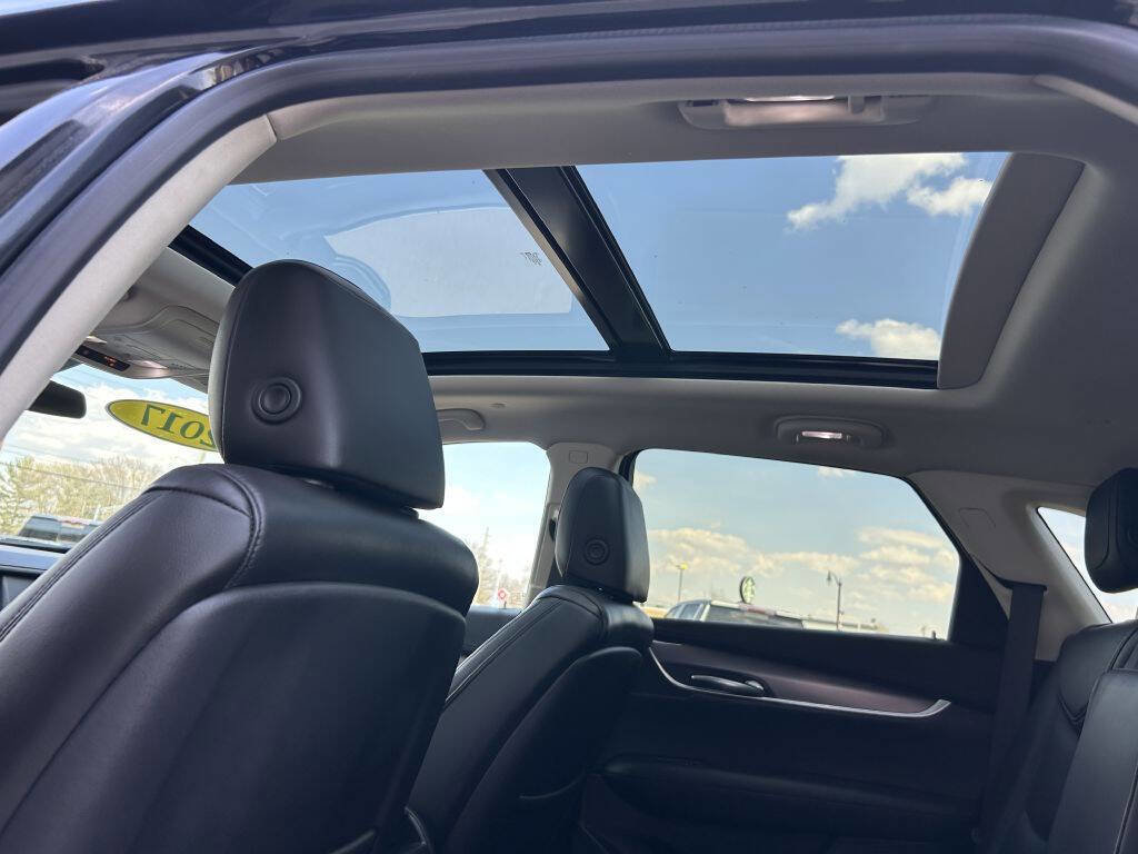 Used 2017 Cadillac XT5 Luxury w/ Driver Awareness Package AWD/4WD image 19