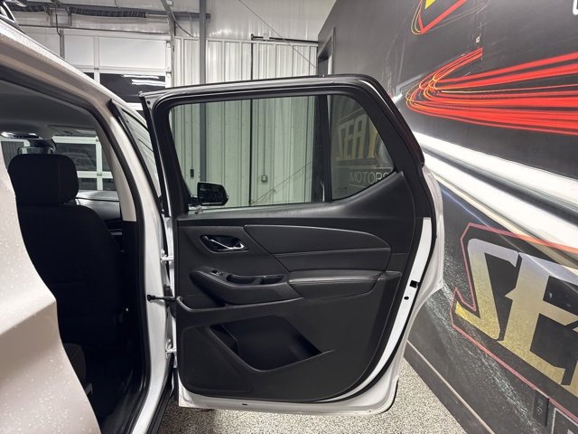 Used 2021 Chevrolet Traverse LT image 25