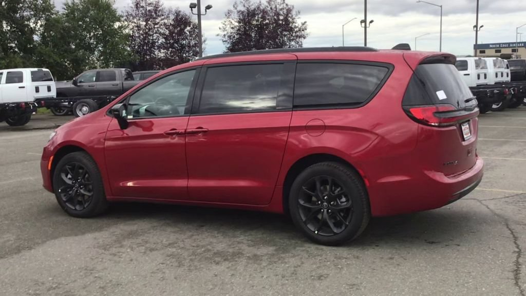New 2026 Chrysler Pacifica Limited w/ S Appearance Package AWD/4WD image 6