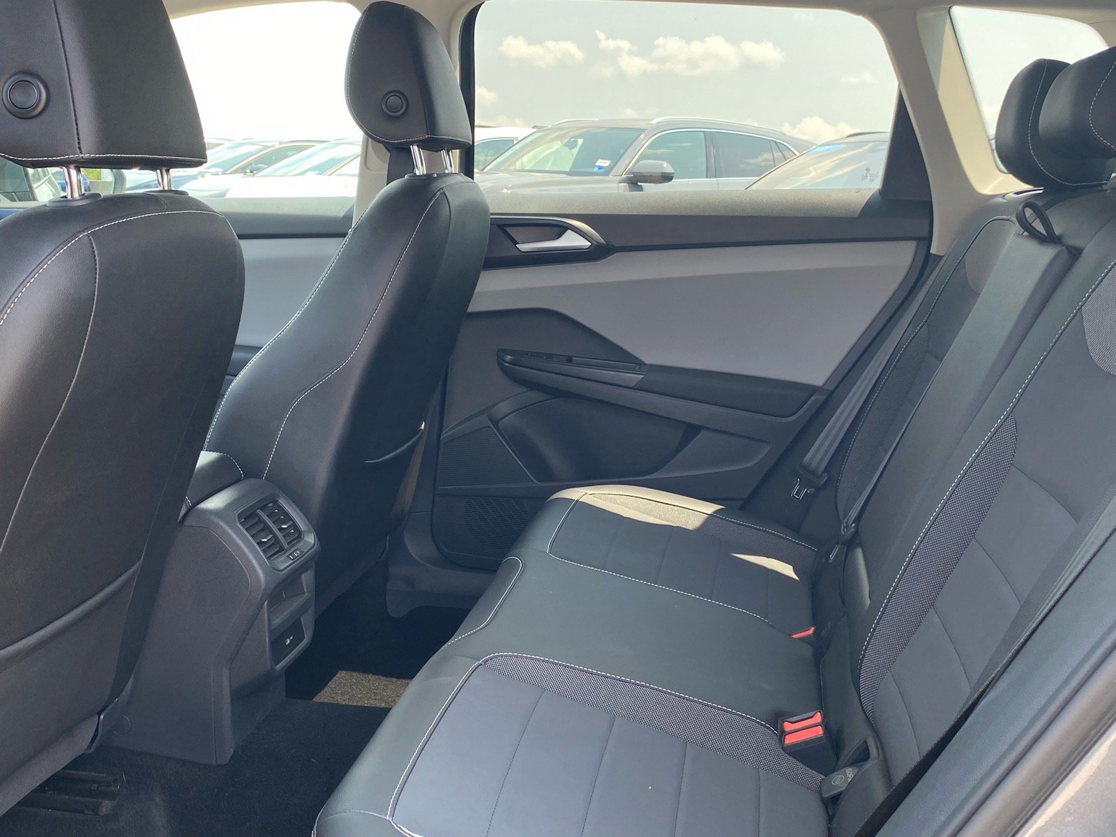 Certified 2023 Volkswagen Taos SE w/ Black Wheel Package FWD image 17