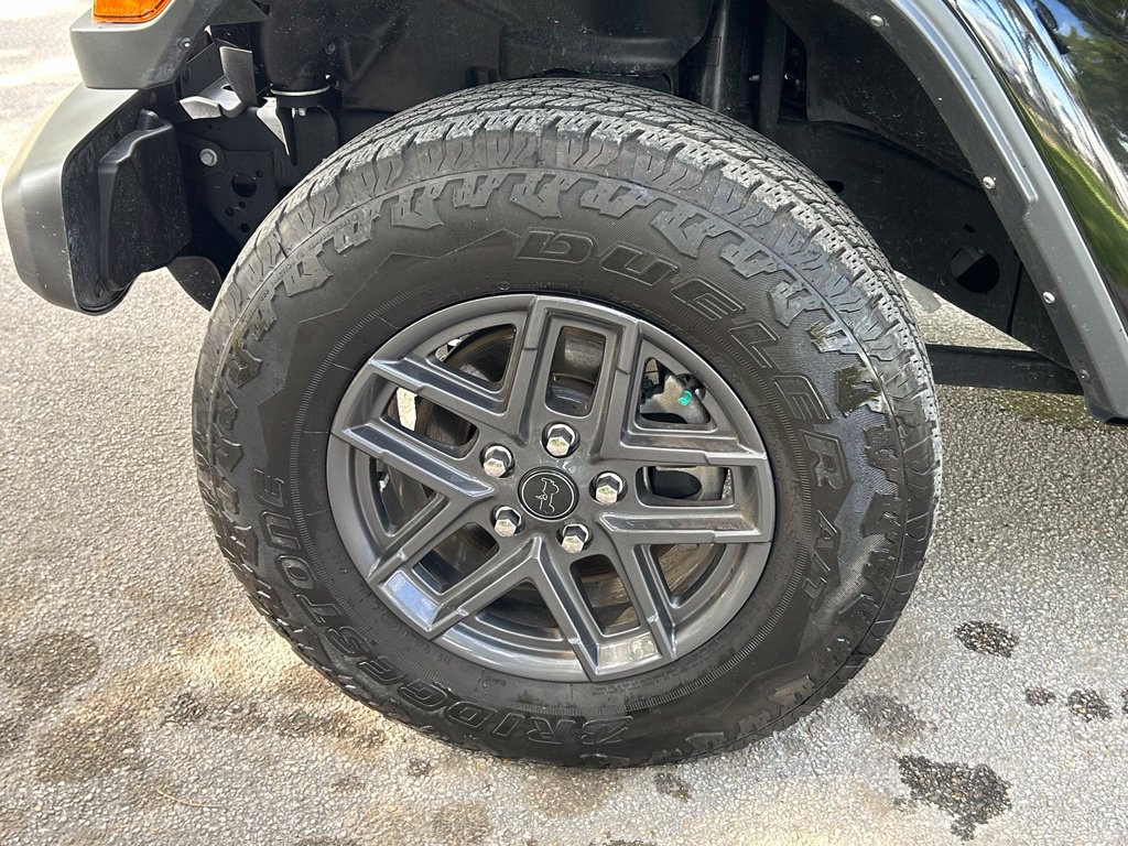 Certified 2025 Jeep Gladiator Sport AWD/4WD image 32