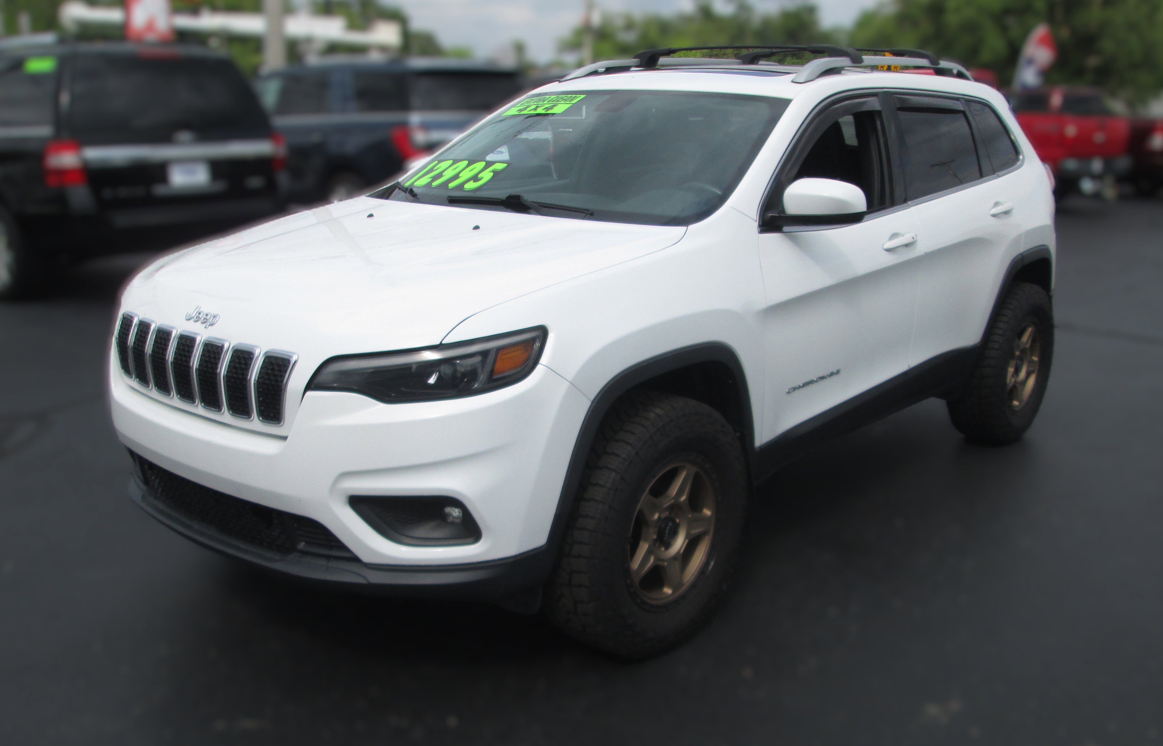 Used 2019 Jeep Cherokee Latitude Plus w/ Comfort/Convenience Group AWD/4WD image 2