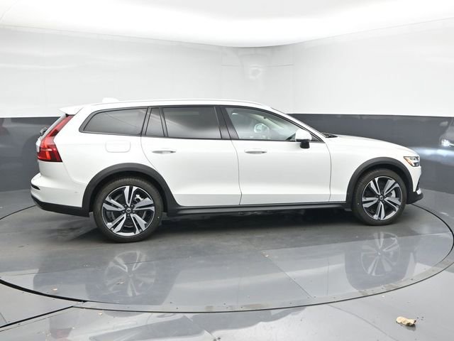 Used 2024 Volvo V60 B5 Cross Country Plus image 8