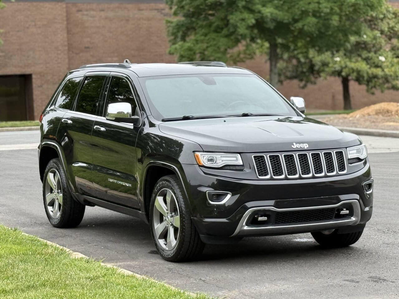 Used 2015 Jeep Grand Cherokee Overland RWD image 3